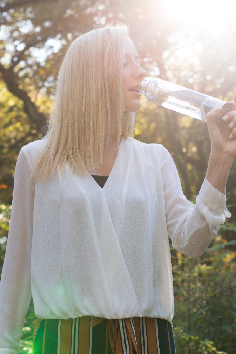 Drinking from an Elixir2Go in a sunlit garden